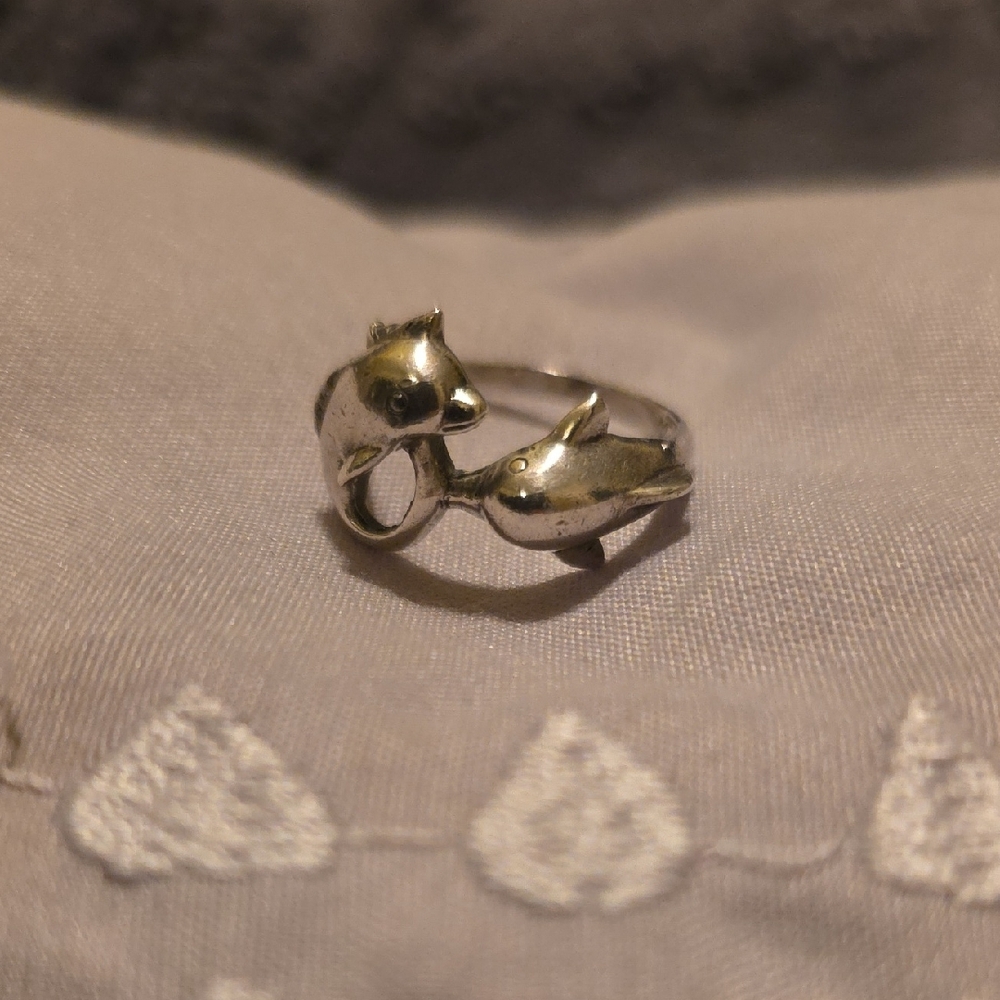 925 Stamped Sterling Silver Dual Dolphins Ring Sz 8.5 - Picture 2 of 6
